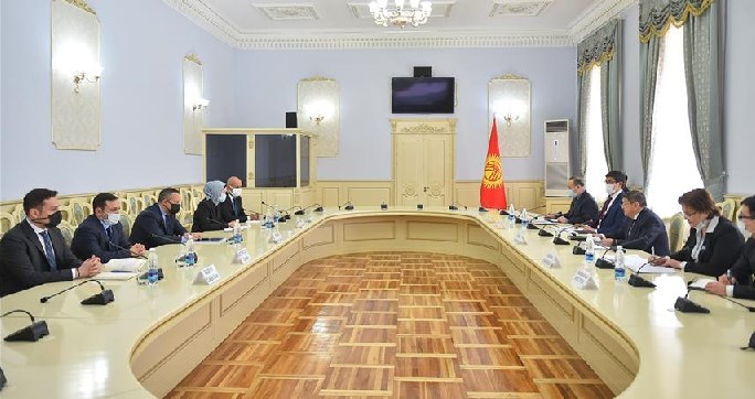 Kırgızistan Bakanlar Kurulu Başkanı Akılbek Caparov, Rönesans Holding grup şirketlerinden Rönesans Sağlık Yatırım (RSY) CEO’su Kaan Ekermen ile kamu-özel ortaklığı çerçevesinde iş birliği imkanlarını görüştü.
