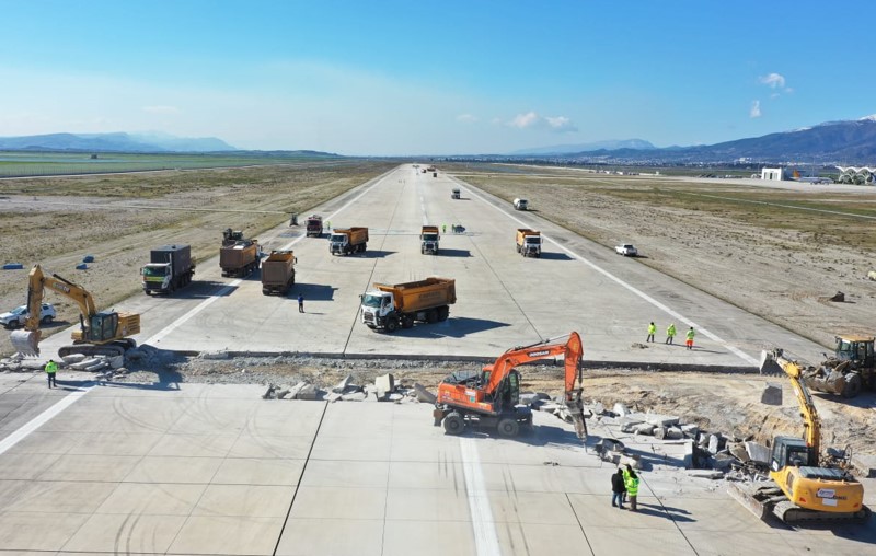 ankara-buyuksehir-hatay-havalimanda-hafriyat-calismasi-yapiyor